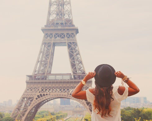 Woman Travelling the World - Woman taking Pictures - Make the most of your year - Bucket List - Woman being a tourist in Paris - Eiffel Tower